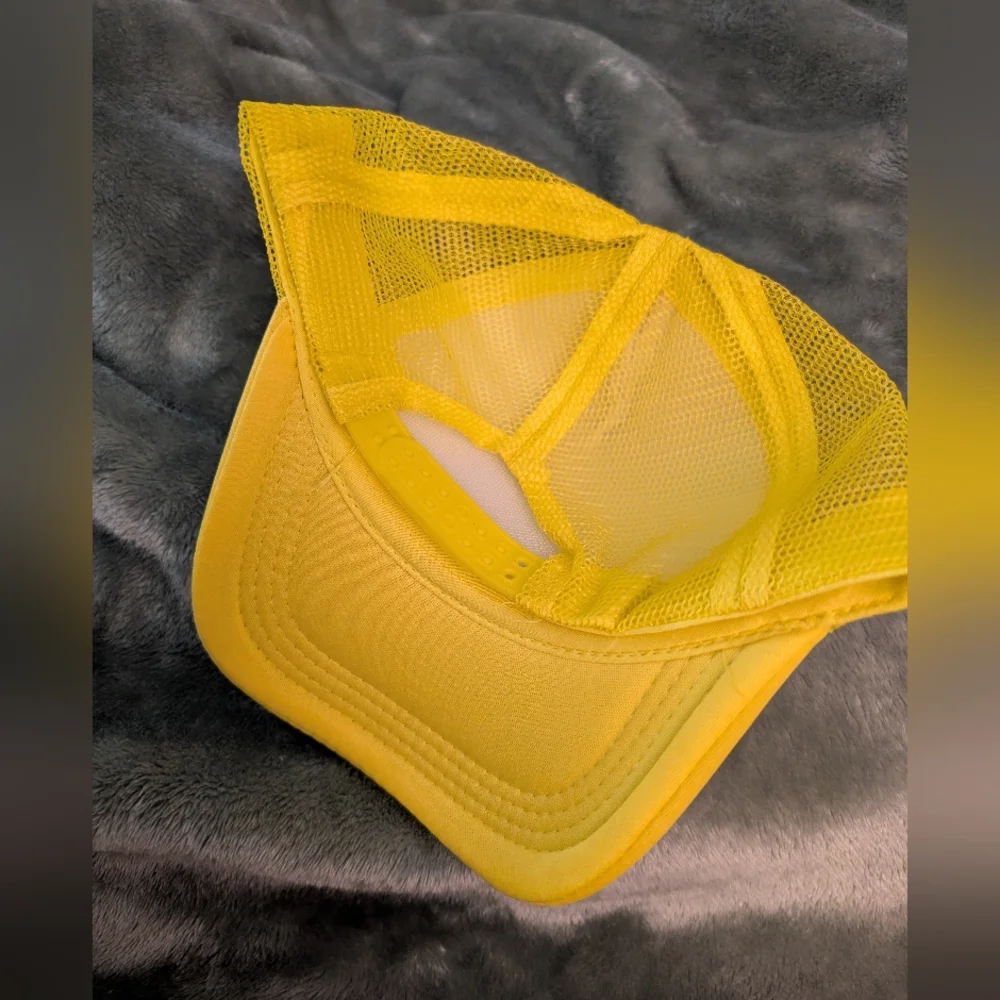💐Yellow and White Trucker Hat with Patch - Picture 2 of 4